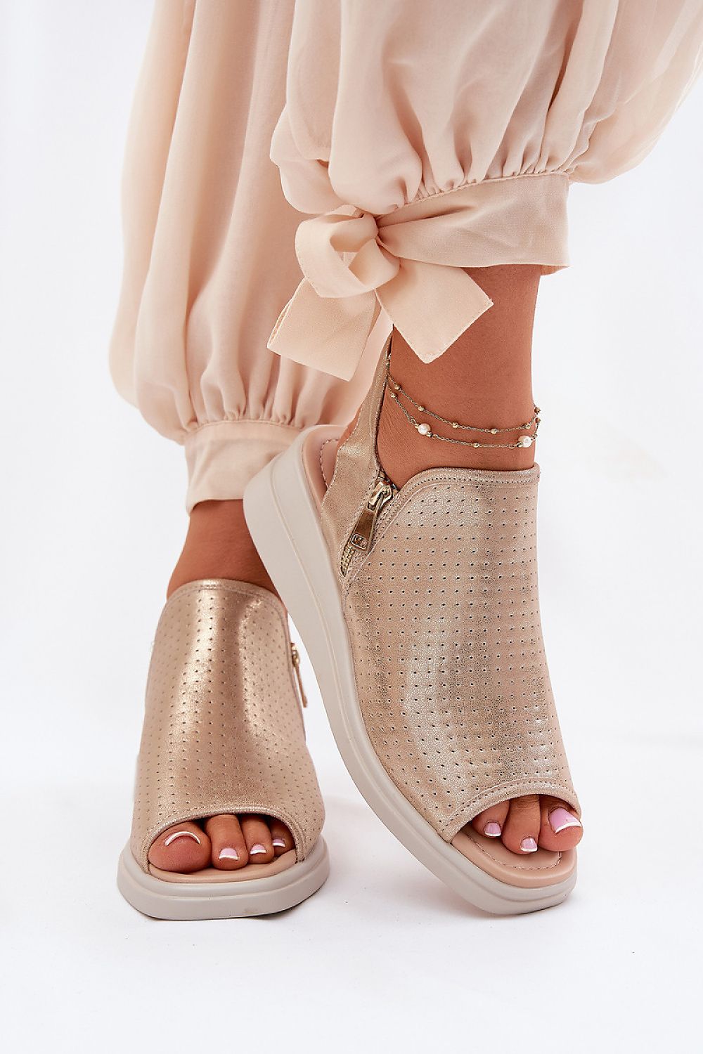 Cothurnes model 211946 Step in style